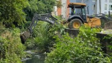 Retiran toneladas de material acumulado de canales de aguas pluviales en Cali mientras buscan reducir riesgos de inundaciones