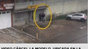 Se conocen nuevos videos del asesinato de Elmer Fernández, exdirector de La Modelo Tras analizar más de 130 horas de grabación, se conocieron todos los movimientos realizados por los sicarios que acabaron con la vida del exdirector de la cárcel La Modelo. Hasta el momento, tres personas han sido capturadas por el crimen.