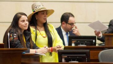 Las dos senadoras Esmeralda Hernández y Martha Peralta Epieyu; quienes impulsaron el proyecto de ley que busca llevar agua a muchos lugares de La Guajira.