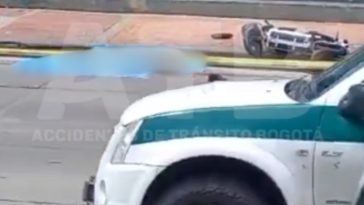 Trágico accidente de tránsito entre camión y motociclista en Teusaquillo El accidente causó un gran trancón en la avenida NQS mientras las autoridades retiraban el cuerpo.