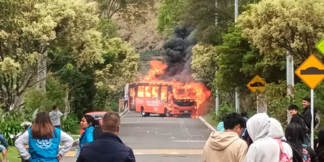 Transporte público en Pasto se suspende este viernes tras incineración de un bus en Torobajo