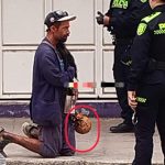 Un hombre caminaba por el centro de Pitalito con un cráneo humano