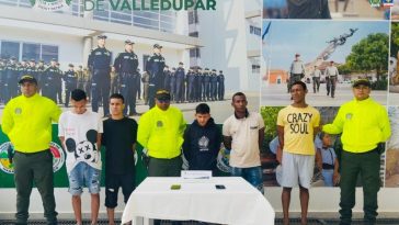 En las fotografías aparecen nueve hombres capturados, acompañados de uniformados de la Policía Nacional.  En la parte posterior un banner con logos de la entidad.