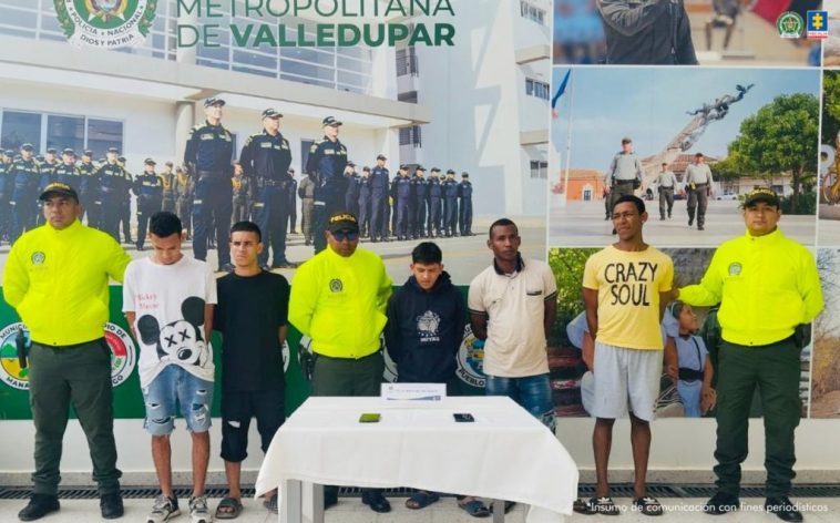 En las fotografías aparecen nueve hombres capturados, acompañados de uniformados de la Policía Nacional.  En la parte posterior un banner con logos de la entidad.