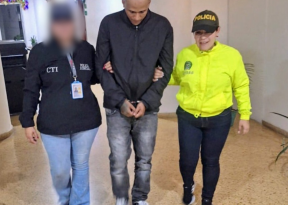 En la fotografía el capturado aparece junto a un funcionario del CTI y un uniformado de la Policía Nacional.