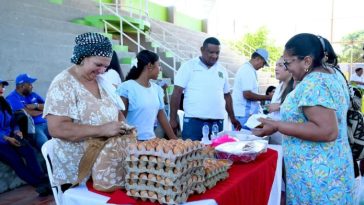 Los agricultores locales, exhibiendo en los estand, sus productos frescos, directamente del campo.