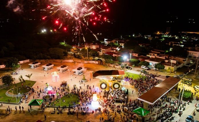 El alumbrado navideño de Barrancas incluyó el camión minero iluminado, que se convirtió en uno de los principales atractivos de la noche