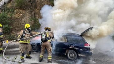 Bomberos le salvaron la vida a mujer que quedó atrapada en carro prendido en llamas en Bucaramanga