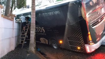 Bus de los ‘Inquietos del Vallenato’ sufrió grave accidente en Antioquia: un muerto y varios heridos