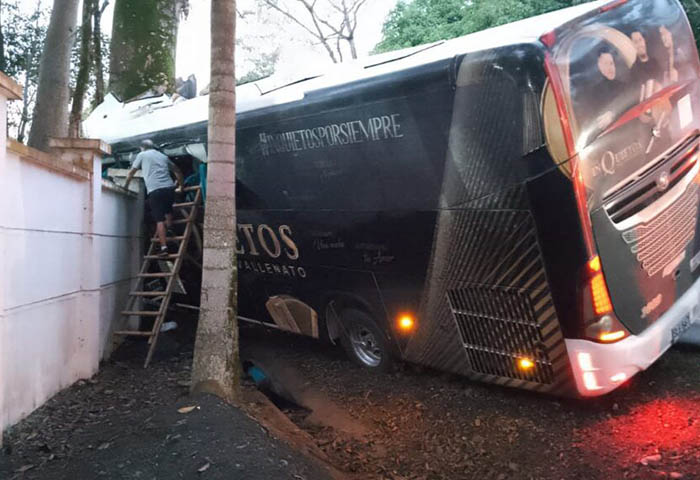 Bus de los ‘Inquietos del Vallenato’ sufrió grave accidente en Antioquia: un muerto y varios heridos