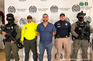 En la foto aparece un hombre capturado con uniformados a su lado y un backing de la Policía Nacional.