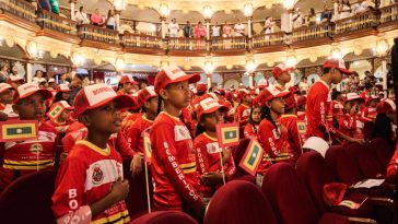 Cartagena se enorgullece: 450 niños y niñas se convierten en bomberitos comunitarios