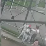 Caso Juan Felipe Rincón: otro hombre armado estaría involucrado en el crimen Nuevos videos evidencian la posible participación de otro sujeto, quien, al parecer, portaba un arma de fuego adicional. Esto afirma el abogado del inspector de la Policía.