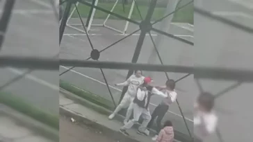 Caso Juan Felipe Rincón: otro hombre armado estaría involucrado en el crimen Nuevos videos evidencian la posible participación de otro sujeto, quien, al parecer, portaba un arma de fuego adicional. Esto afirma el abogado del inspector de la Policía.