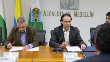 Choque entre alcalde de Medellín y gobernador de Antioquia por impuesto a los servicios