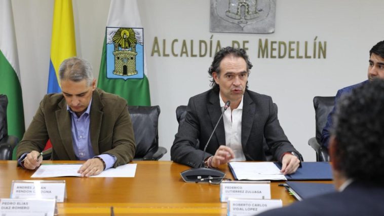 Choque entre alcalde de Medellín y gobernador de Antioquia por impuesto a los servicios