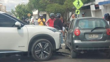 Choque entre camioneta y carro en la calle 30 con carrera 7