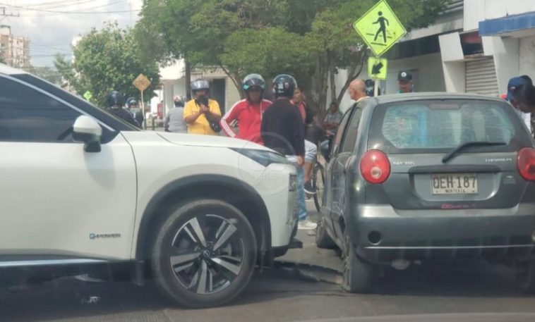 Choque entre camioneta y carro en la calle 30 con carrera 7