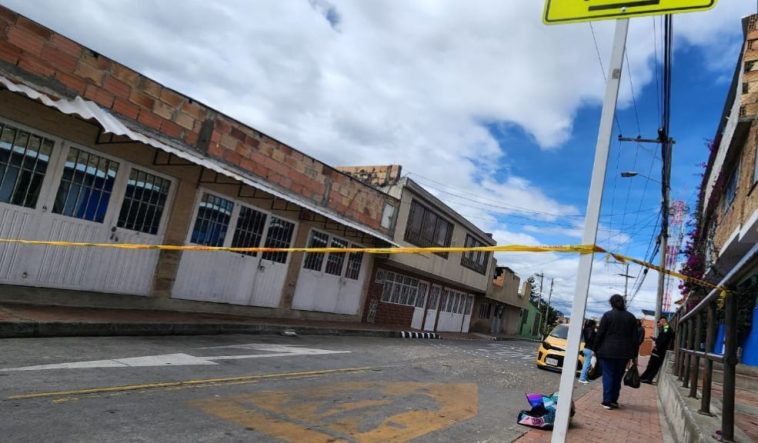 Comerciante es atacado a bala en Usme El hombre, quien era comerciante en Usme, ahora lucha entre la vida y la muerte tras ser víctima del violento ataque.