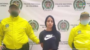 En la fotografía, del momento de la captura, está la hoy condenada con 2 servidores de la Policía Nacional a los lados con el rostro distorsionado.