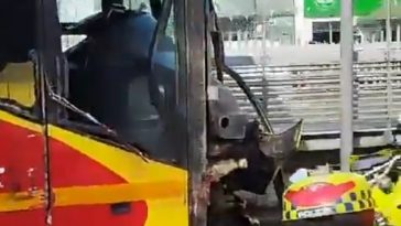 EN VIDEO: Así fue el choque entre dos buses de TransMilenio que dejó varios heridos en la calle 80 Un choque entre dos buses de TransMilenios dejó, al menos 7 heridos. Uno de los viajeros era una mujer en embarazo.