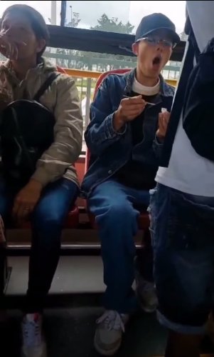 EN VIDEO: Indignación por joven que consume 'tusi' en TransMilenio Se viralizó un video de dos jóvenes consumiendo estupefacientes dentro de un bus de TransMilenio. La empresa se pronunció al respecto.