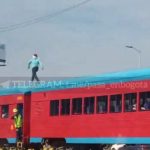 EN VIDEO: Jóvenes son captados saltando sobre el Tren de la Sabana en movimiento En plena avenida NQS, dos jóvenes fueron captados saltando sobre los vagones del Tren de la Sabana, como si se tratara de un juego.