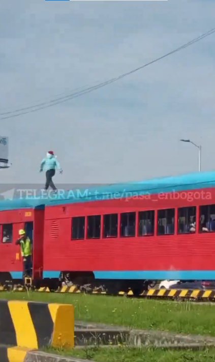 EN VIDEO: Jóvenes son captados saltando sobre el Tren de la Sabana en movimiento En plena avenida NQS, dos jóvenes fueron captados saltando sobre los vagones del Tren de la Sabana, como si se tratara de un juego.