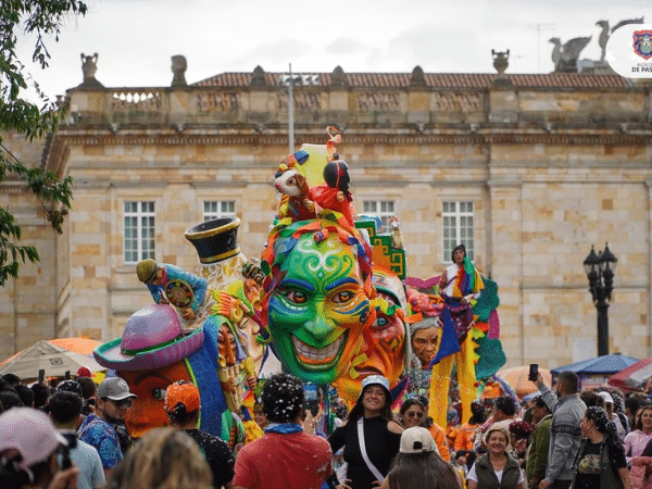 El Carnaval de Negros y Blancos llenó de arte las calles de Bogotá