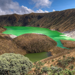 El Volcán Azufral, cubierto de frailejones, cascadas y lagunas en Nariño