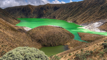 El Volcán Azufral, cubierto de frailejones, cascadas y lagunas en Nariño