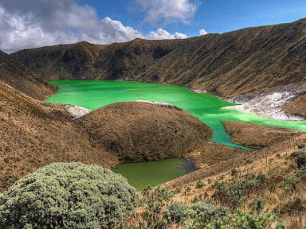 El Volcán Azufral, cubierto de frailejones, cascadas y lagunas en Nariño