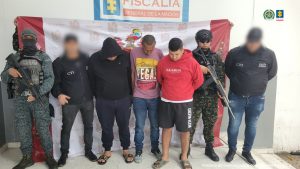 Investigadores del CTI Atlántico en coordinación con uniformados de la Policía Nacional custodian a los procesados en diligencias realizadas en Barranquilla.