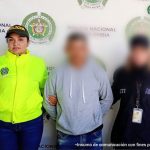 En la imagen aparece una persona detenida entre uniformados del CTI y la Policía.