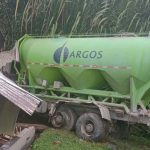 Camión de Argos pierde el control y choca contra un local en Envigado