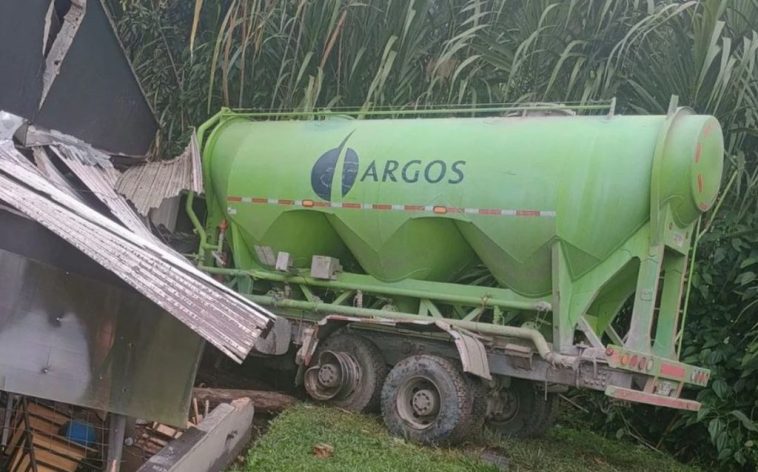 Camión de Argos pierde el control y choca contra un local en Envigado