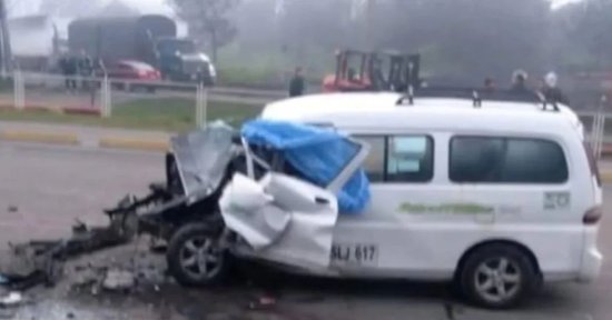 Una persona murió en trágico accidente en vía Zipaquirá - Cajicá #Judiciales Tras el impactante choque, el conductor del automóvil involucrado perdió la vida. El siniestro se dio en la vía Cajicá-Zipaquirá.