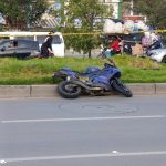 Fatal accidente entre motociclista y peatón en Usaquén Hace pocos minutos finalizaron las labores de criminalistica y se habilitó la vía.