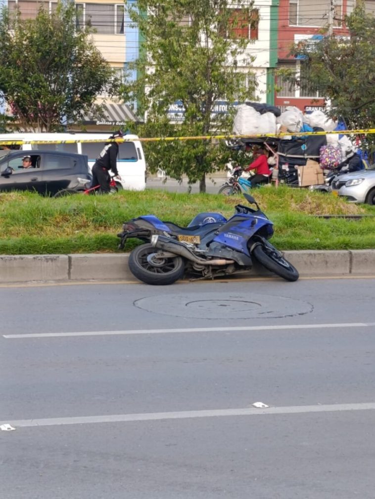 Fatal accidente entre motociclista y peatón en Usaquén Hace pocos minutos finalizaron las labores de criminalistica y se habilitó la vía.