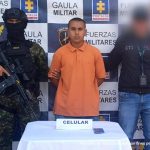 El capturado se encuentra de frente y custodiado por un servidor del Cuerpo Técnico de Investigación CTI y un uniformado del Ejército Nacional.