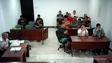 En la imagen se ve a 10 integrantes y exintegrantes del INPEC y 6 privados de la libertad durante una audiencia, quienes serían los responsables del tráfico de estupefacientes en cárcel de Girardot.