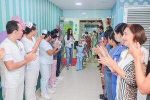 Gestora Social Valeria Vega celebra los grados del primer grupo de niños de las Aulas Escolares en la Clínica IMAT