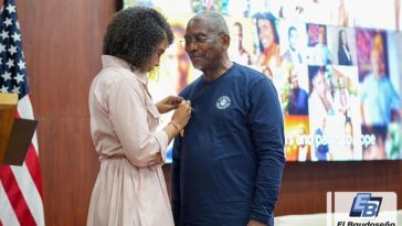 Gobernación del Chocó condecora a Gregory Meeks con la Medalla Rey Barule en celebración de 25 Años de apoyo del Black Caucus al pueblo afrocolombiano.