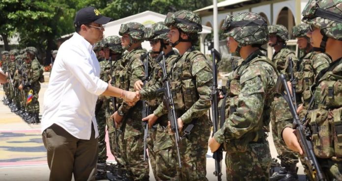 Tres pelotones como este, el gobernador Jairo Aguilar Deluque requiere para proteger las vías de La Guajira.