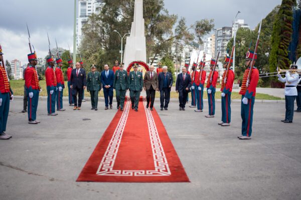 Gobernador de Risaralda, Juan Diego Patiño recibió medalla Fe en la Causa