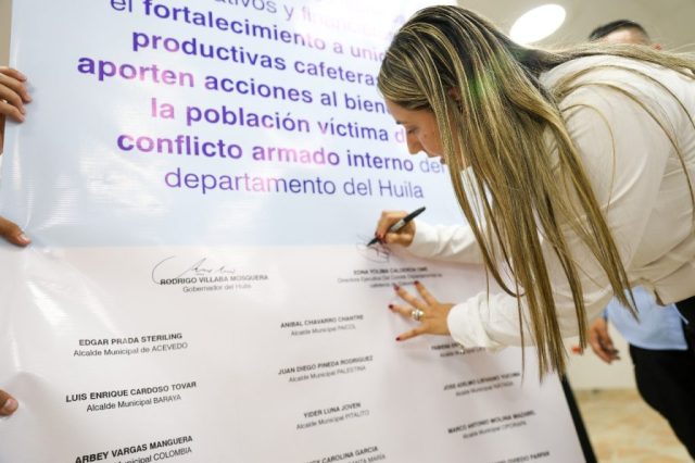 Gobierno departamental firma acuerdo para fortalecer familias cafeteras víctimas del conflicto armado.