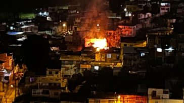 Incendio estructural afectó dos viviendas en el barrio Solidaridad en Manizales