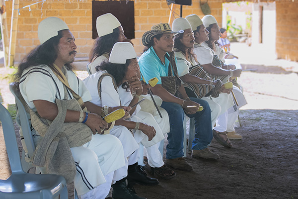 Autoridades indígenas presidieron junto a los directivos la ceremonia de graduación del Programa de Licenciatura en Etnoeducación.