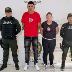 En la fotografía aparecen los dos capturados junto a dos uniformados del Gaula de la Policía. En la parte superior se está un banner de la Policía Nacional