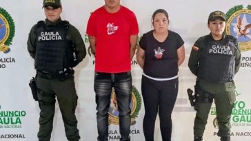 En la fotografía aparecen los dos capturados junto a dos uniformados del Gaula de la Policía. En la parte superior se está un banner de la Policía Nacional